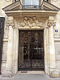 Thumbnail for File:10 rue de Sèvres, Paris - Porte d'entrée avec angelots en bas relief.jpg