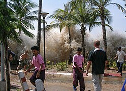 Arrivée du tsunami à Ao Nang, en Thaïlande.