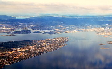 Flygfoto över Oslo med omgivningar, i fjordens norra ände.