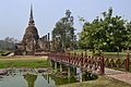 Brücke vom Ubosot zum Viharn des Wat Sa Si im Geschichtspark Sukhothai