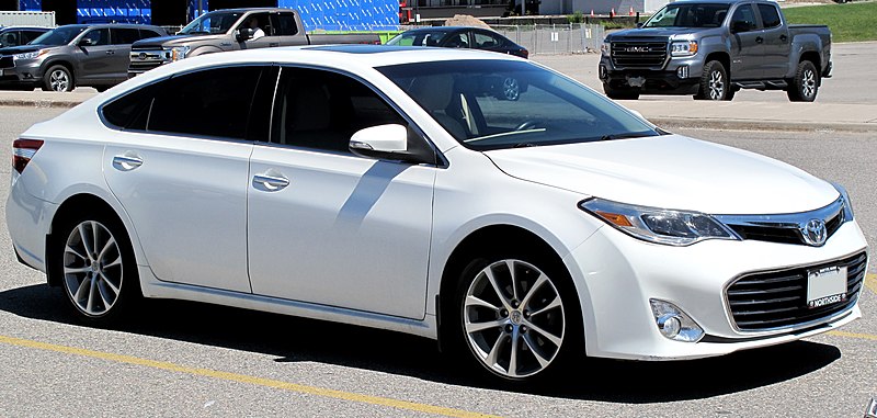 File:2014 Toyota Avalon XLE Touring in Blizzard Pearl, Front Right, 08-02-2022.jpg