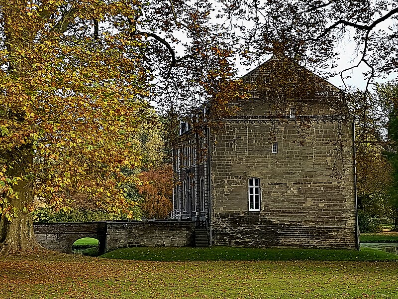 File:2016 Voerendaal, Kasteel Puth 04.jpg