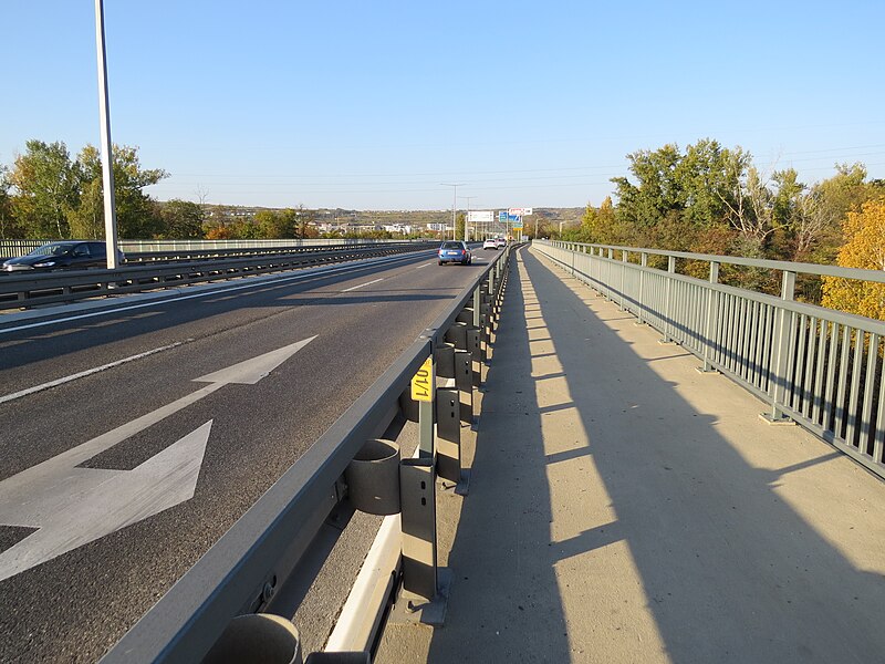 File:2018-10-22 (836) Roadway with guard rail and railing on the Danube bridge in Krems an der Donau, Austria.jpg