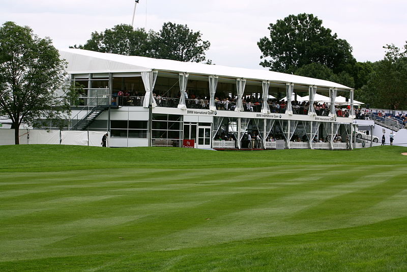 File:23 BMW International Open bei Muenchen ueberdachte Tribuene.JPG