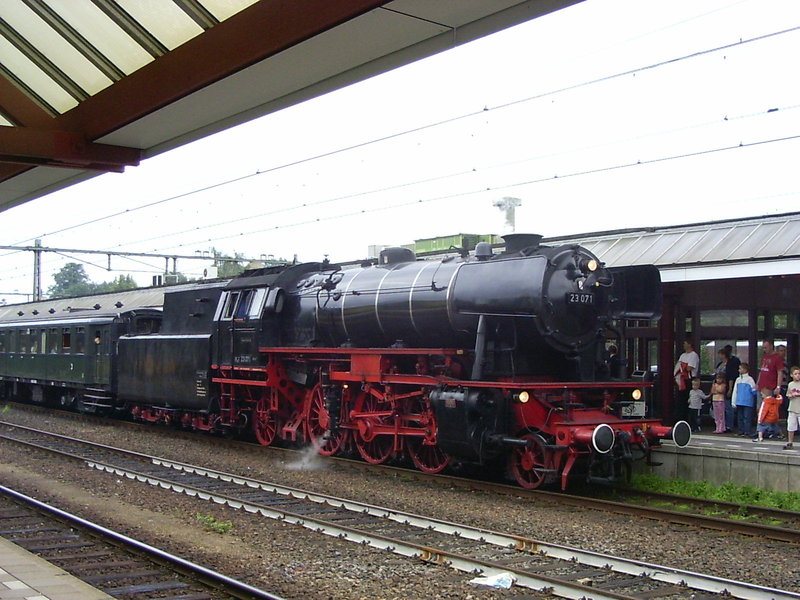 Die Neubaulokomotive 800px-40baureihe23-071edewageningen