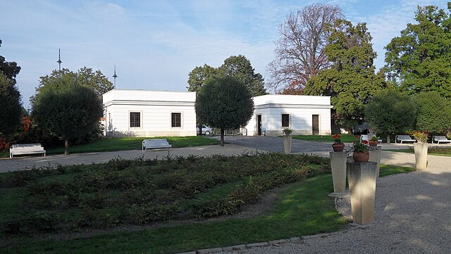 Széchenyi-kastély – őrépületek