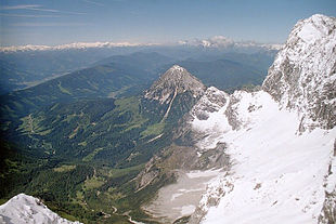 Blick von der Hunerkogel-Bergstation der Dachstein-Südwand-Seilbahn auf die Fritztaler Berge: Links der lange Zug des Rossbrand, dahinter das Hochgründeck, links davon das Radstädter Becken; mittig das Fritztal, rechts davon der Gerzkopf; dahinter schon die Dientner Berge hinter dem Bischofshofen-St.-Johanner Becken; vorne der Rötelstein (2247 m ü. A.) und der Torstein (2948 m ü. A.) des Dachsteinstocks. Am Horizont der Alpenhauptkamm mit Großglockner und Großvenediger