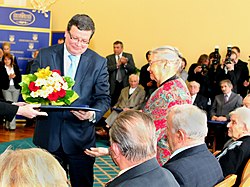 Marie Rút Křížková přebírá ocenění od Alexandra Vondry (10. dubna 2012)