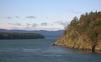 De Active Pass tussen Galiano en Mayne Islands met Vancouver Island op de achtergrond