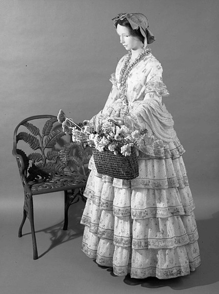 File:Afternoon dress MET 50.10.14 bw.jpeg