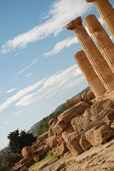 File:Agrigento columns.jpg