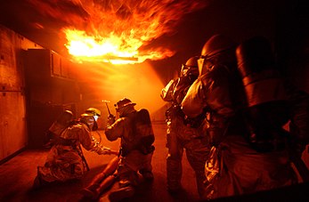 Entraînement à la lutte anti-incendie du 18e Civil Engineer Squadron Fire Department. Photographie prise par le sergent technicien Rey Ramon le 2 décembre 2008 sur la base aérienne de Kadena de l'US Air Force, au Japon. (définition réelle 3 000 × 1 955)