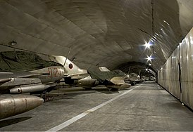 Самолёты F-6 в ангаре авиабазы Гядри
