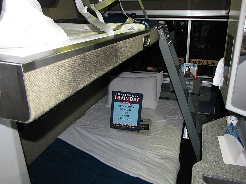 File:Amtrak Superliner bedroom.jpg
