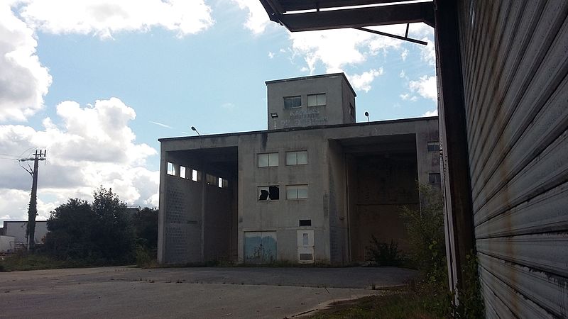 File:Ancien entrepôt de l'entreprise Kaolins du Finistère.jpg