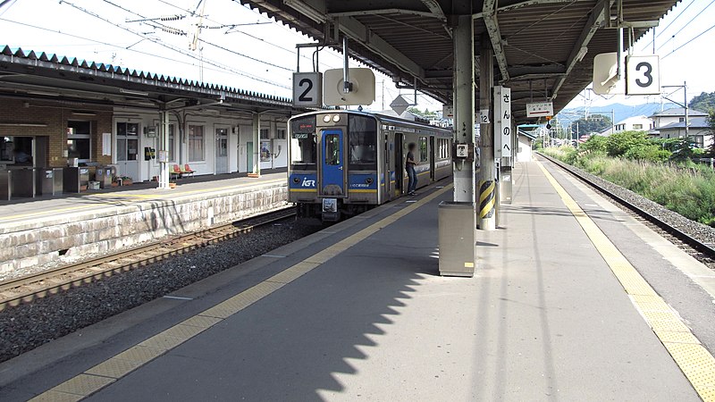 File:Aoimori-railway-Sannohe-station-platform-20120913-091432.jpg