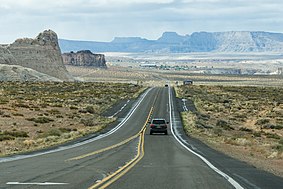 English: U.S. Route 89 at the border of Arizona and Utah, near Page, Arizona, USA. Polski: Droga U.S. Route 89 na granicy między Arizoną i Utah, blisko miasta Page w Arizonie, USA.