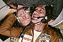 Доналд Слејтон (десно) и Алексеј Леонов у загрљају током Аполо-Сојуз лета, 1975. године