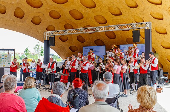 Brass band in the bionic wooden pavilion at the BUGA 2023 in Mannheim