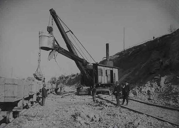 Excavator at Herisau loading wagons with rubble. The steam excavators did not fully meet expectations.