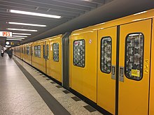 Einheit 2770/2771 mit Wagenübergang in der Station der Linie U7 des U-Bahnhofs Berliner Straße