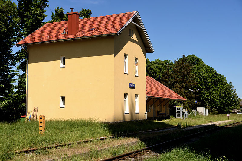 File:Bahnhof Auersthal Aufnahmegebäude.JPG