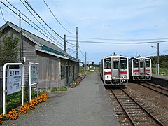 Sich kreuzende Regionalzüge in Bakkai