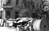 Barricada erigida en la Plaza de Napoleón. destructor de tanques Hetzer capturado . 3 de agosto de 1944.