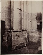 Base de colonne, église Saint-Julien-le-Pauvre, rue Saint-Julien-le-Pauvre, square René-Viviani, 5ème arrondissement, Pa, PH31402(2).jpg