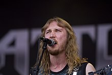 Anton Kabanen během vystoupení s Battle Beast v roce 2014