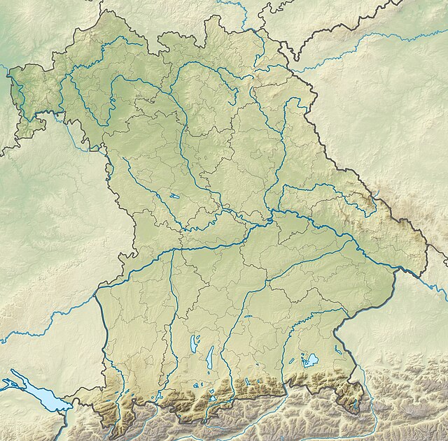 Mapa konturowa Bawarii, blisko centrum na lewo znajduje się punkt z opisem „miejsce bitwy”