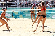 Deutsch: Beachvolleyball bei den Olympischen Jugendspielen 2018; Tag 9, 15. Oktober 2018; Mädchen, Viertelfinale: USA-Spanien 2–1 (21–19/17–21/15–9) English: Beach volleyball at the 2018 Summer Youth Olympics at 15 October 2018 – Girls Quarterfinals: USA-Spain 2–1 (21–19/17–21/15–9)