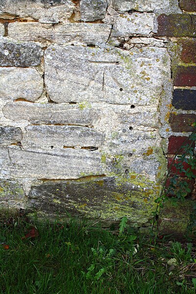 File:Benchmark on Manor Farmhouse - geograph.org.uk - 4239035.jpg