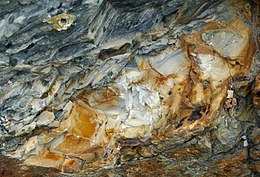 Bentonit (105,6 Ma) im Dakota-Sandstein (Unterkreide) (Dinosaur Ridge, Colorado, USA) 1 (8278738272) .jpg