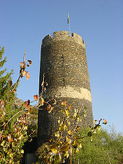 The tower with its white ring Bergfried Burg Bischofstein.jpg