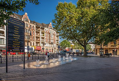 So kommt man zu dem Richard-Von-Weizsäcker-Platz mit den Öffentlichen - Mehr zum Ort Hier