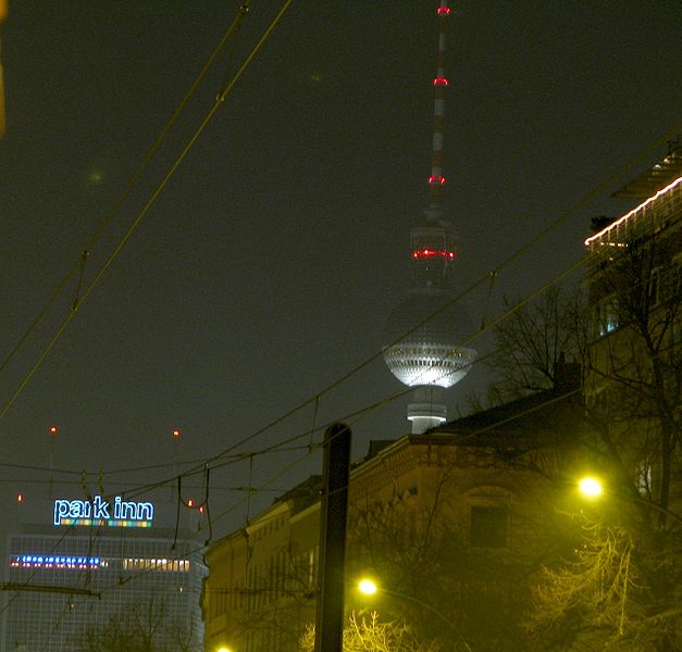 File:Berlin Fernsehturm bei Nacht.jpg