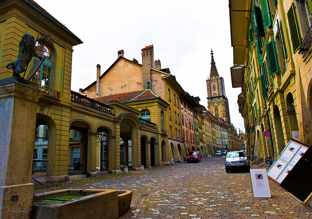 Bern Old is Beautiful- Junkerngasse - panoramio.jpg