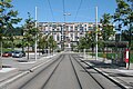 Bernmobil Meterspur Tramneubaustrecke Nummer 8 nach Bern Westside bei der Haltestelle Ramzustrasse in Bern Bethlehem im August 2011. Im Hintergrund einer der Gäbelbach Hochhäuser.