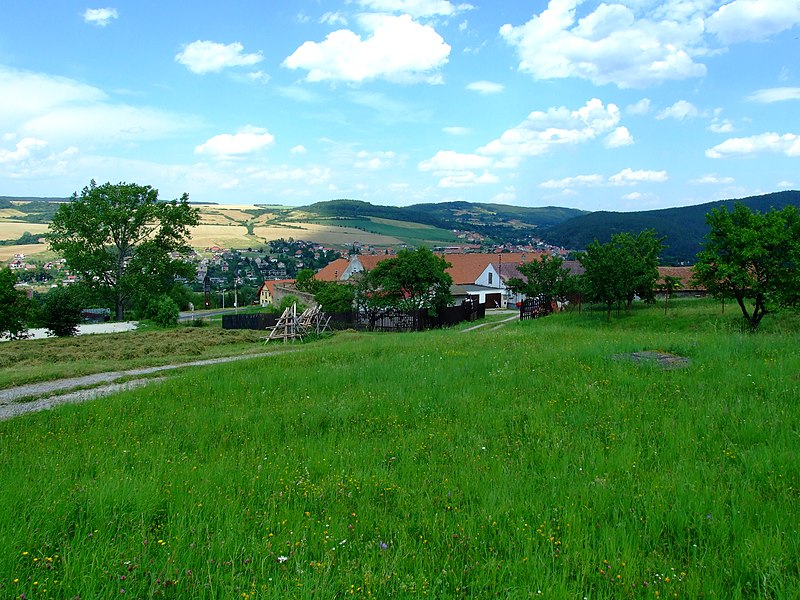 File:Beroun, Zdejcina, stavení.jpg