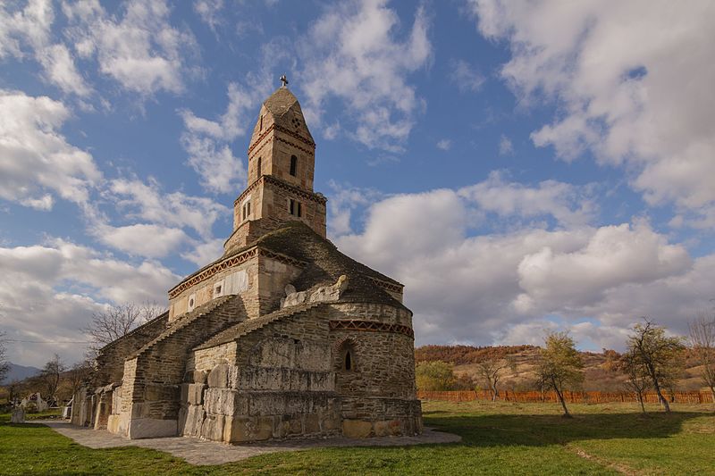 File:Biserica Sfântul Nicolae din Densuș vedere frontala.jpg