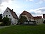 Ensemble ehemaliges Kloster Windberg: Blick auf den Pfarrplatz mit den Häusern 10/8/6 und 4, sowie dem Blasiusbrunnen in Windberg - Landkreis Straubin...