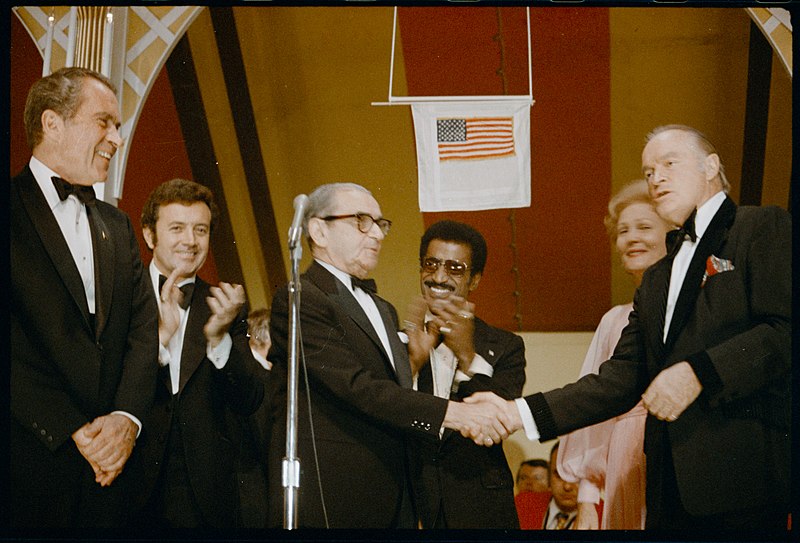 File:Bob Hope and Irving Berlin Shakes Hands on Stage at a White House Dinner Held in Honor of Returning Vietnam Prisoners of War.jpg