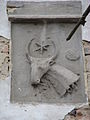 Stema Moldovei pe zidul nordic al bisericii; capul de bour reprezentat în semiprofil, cu o stea între coarne și o roză alăturată
