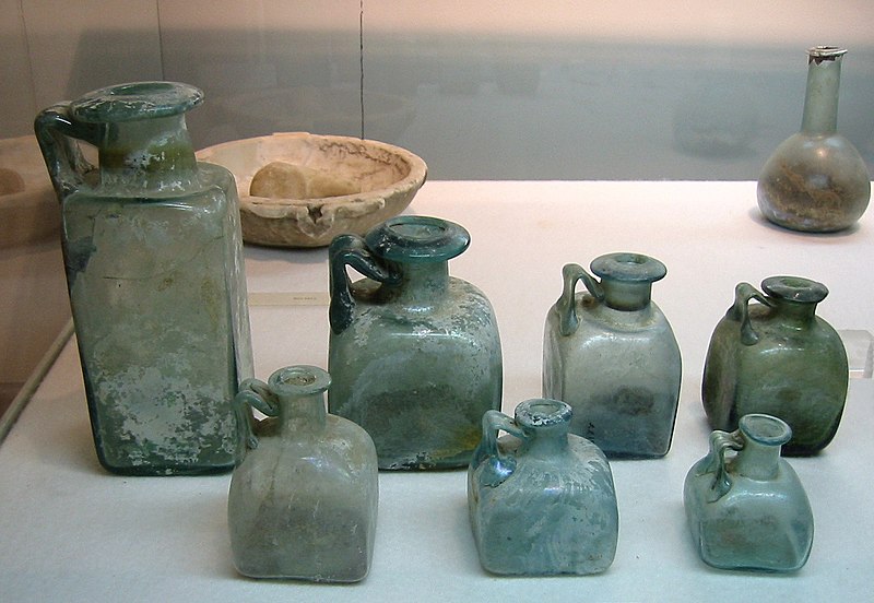 File:Boscoreale Antiquarium Glassware.jpg