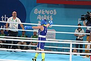 Deutsch: Boxen bei den Olympischen Jugendspielen 2018 Tag 12, 18. Oktober 2018 - Finale Fliegengewicht Mädchen – Martina La Piana (Italien, blau) schlägt Adijat Gbadamosi (Nigeria, rot) 5-0; Ringrichter ist James Beckles (Trinidad und Tobago). English: Boxing at the 2018 Summer Youth Olympics on 18 October 2018 – Girl's flyweight Gold Medal Bout - Martina La Piana (Italy, blue) beats Adijat Gbadamosi (Nigeria, red) 5-0; Referee is James Beckles (Trinidad and Tobago). Español: Boxeo en los Juegos Olímpicos Juveniles de Verano de 2018 en 18 de octubre de 2018 - Combate a medalla de oro de peso mosca para mujeres: Martina La Piana (Italia, azul) le gana a Adijat Gbadamosi (Nigeria, roja) 5-0; El árbitro es James Beckles (Trinidad y Tobago).