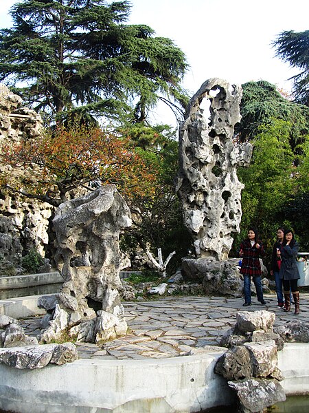 File:Boy Worshippling Kwan-yin Bodhisattva in Xuanwu Lake 01 2012-11.JPG