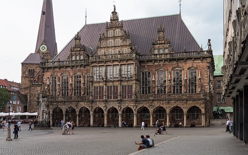 File:Bremer Rathaus mit neuem Dach.jpg