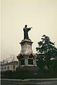 Estatua n'homenaxe y alcordanza d'Arnaldo de Brescia.