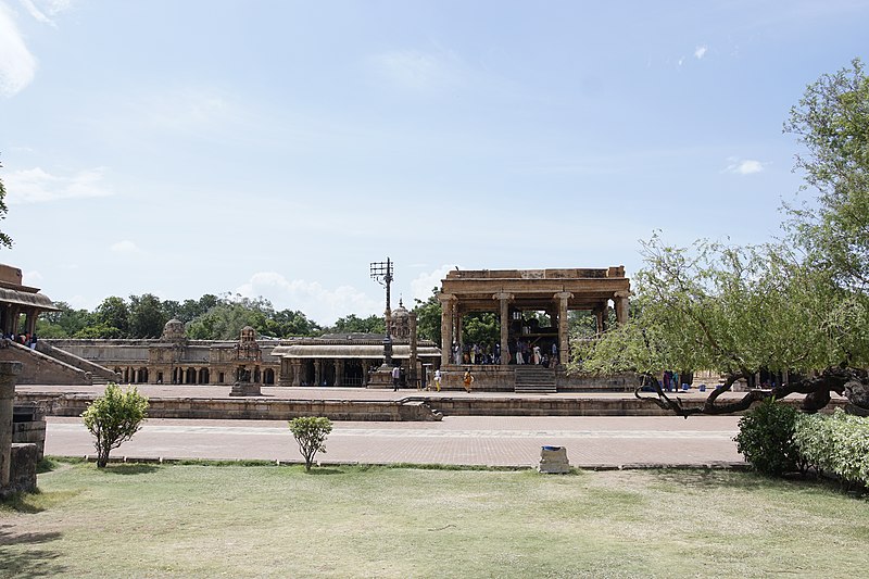 File:Brihadeeswarar Temple 3458.jpg